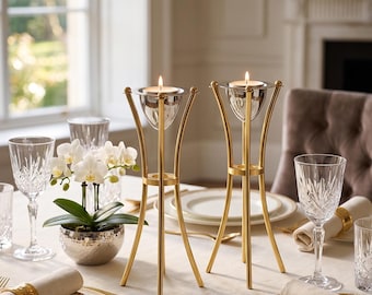 Grandi portacandele geometrici contemporanei con struttura in ottone placcato oro e coppe argentate, portacandele per lumini, arredamento moderno per la casa.