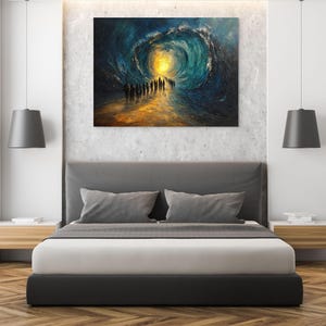 Puede incluir: Una pintura al óleo abstracta representa una luz amarilla brillante al final de un túnel oscuro, con figuras silueteadas caminando hacia ella. La obra presenta tonos azules y turquesas arremolinados, creando un efecto dramático y etéreo. La pintura se exhibe sobre una cama gris.