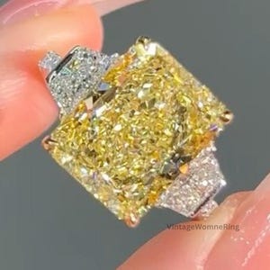 Stralend geslepen kanariegele moissaniet ring, drie stenen verlovingsring met trapeziumvormige moissaniet aan de zijkant trouwring voor haar, verbintenisring