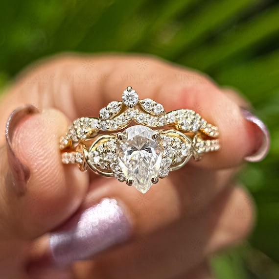 2 CT Pear Moissanite Engagement Ring Set 18K Gold Ring Bridal Set Nature-Inspired Floral Wedding Ring Unique Promise Ring Anniversary Gifts
