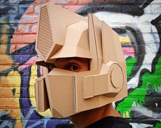 Maschera Rossa In Plastica Con Paillettes, Piume E Decorazioni Su