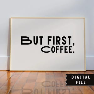 Könnte beinhalten: Gerahmter Druck mit dem Text "BUT FIRST, COFFEE" in fetten schwarzen Buchstaben auf weißem Hintergrund. Der Druck befindet sich in einem goldenen Rahmen und ist mit "DIGITAL FILE" in einem schwarzen Banner beschriftet. Der Druck wird auf einem Holzboden angezeigt.