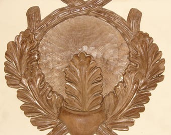 Placa de trofeo de madera con colmillos de jabalí
