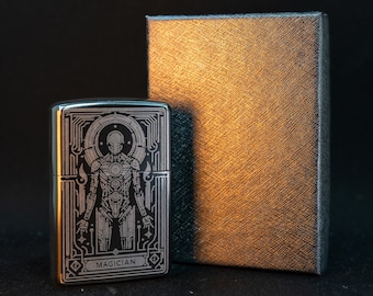 Accendino con coperchio a ribalta a forma di carta dei tarocchi, stile cyberpunk, inciso.