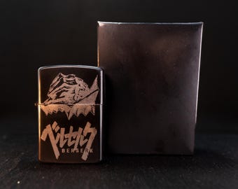 Accendino a benzina Berserk Anime Flip-Top – Design Berserker inciso – Accendino in metallo antivento ricaricabile – Regalo per otaku