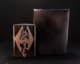 Accendino a benzina Flip Top di Elder Scrolls Skyrim – Dragon Amblem – Regalo per giochi di ruolo