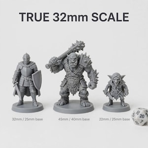 Puede incluir: Tres miniaturas de resina gris sin pintar para juegos de mesa, incluyendo un caballero con espada y escudo, un orco grande con una maza de pinchos y un duende peque&ntilde;o con una daga. El texto dice TRUE 32mm SCALE con medidas espec&iacute;ficas.