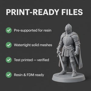 Puede incluir: Un modelo 3D gris de un caballero con armadura completa de pie sobre una base circular, sosteniendo una espada. El texto dice: PRINT-READY FILES, Pre-supported for resin, Watertight solid meshes, Test printed &mdash; verified y Resin & FDM ready con marcas de verificaci&oacute;n verdes.