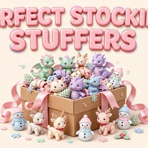 Puede incluir: Una caja de regalo de cart&oacute;n marr&oacute;n llena de peque&ntilde;as figuras de pl&aacute;stico de colores con formas de dragones, renos y mu&ntilde;ecos de nieve. El texto PERFECT STOCKING STUFFERS aparece en grandes letras rosas de estilo burbuja sobre la caja con lazo.