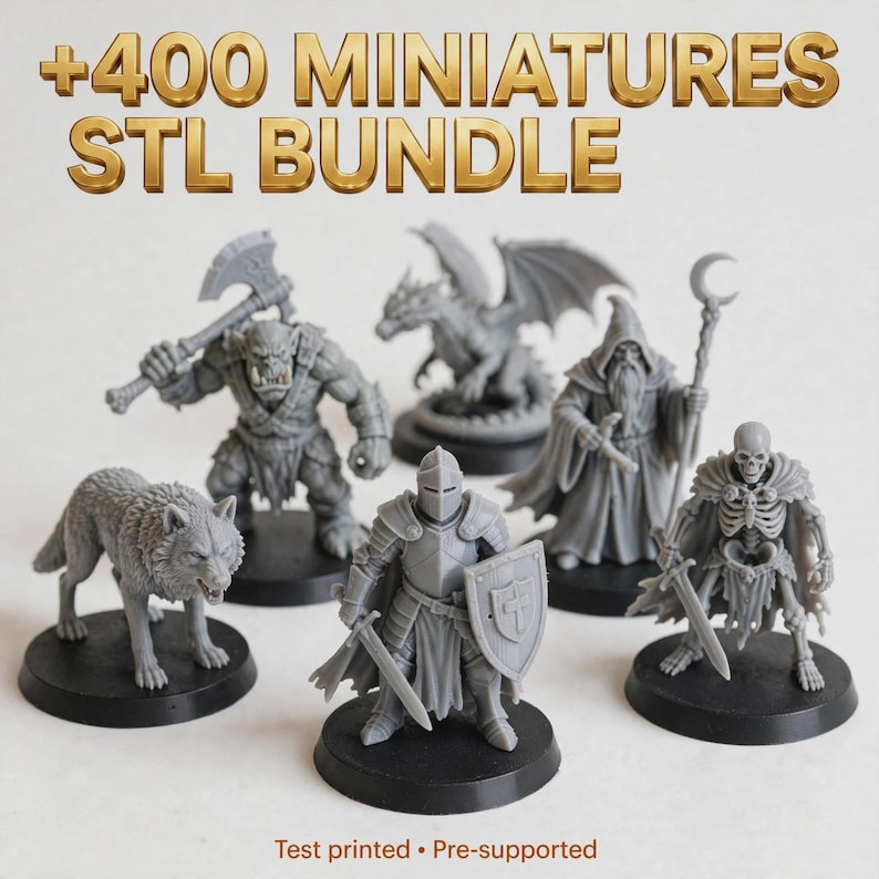 Puede incluir: Un conjunto de cinco miniaturas de fantas&iacute;a de pl&aacute;stico gris sobre bases circulares negras, incluyendo un orco con hacha, un lobo, un drag&oacute;n, un mago con t&uacute;nica y bast&oacute;n, y un esqueleto guerrero con espada y escudo. El texto dice +400 MINIATURES STL BUNDLE.