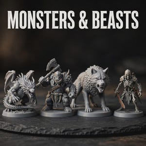 Puede incluir: Cuatro figuras en miniatura grises sin pintar con el texto MONSTERS & BEASTS. El conjunto incluye un drag&oacute;n alado, un guerrero orco acorazado con un hacha grande, un lobo gru&ntilde;endo y un guerrero esqueleto con una espada, sobre bases.