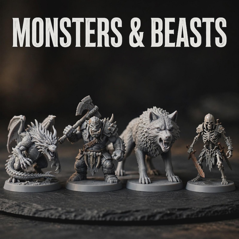 Puede incluir: Cuatro figuras en miniatura grises sin pintar con el texto MONSTERS & BEASTS. El conjunto incluye un drag&oacute;n alado, un guerrero orco acorazado con un hacha grande, un lobo gru&ntilde;endo y un guerrero esqueleto con una espada, sobre bases.