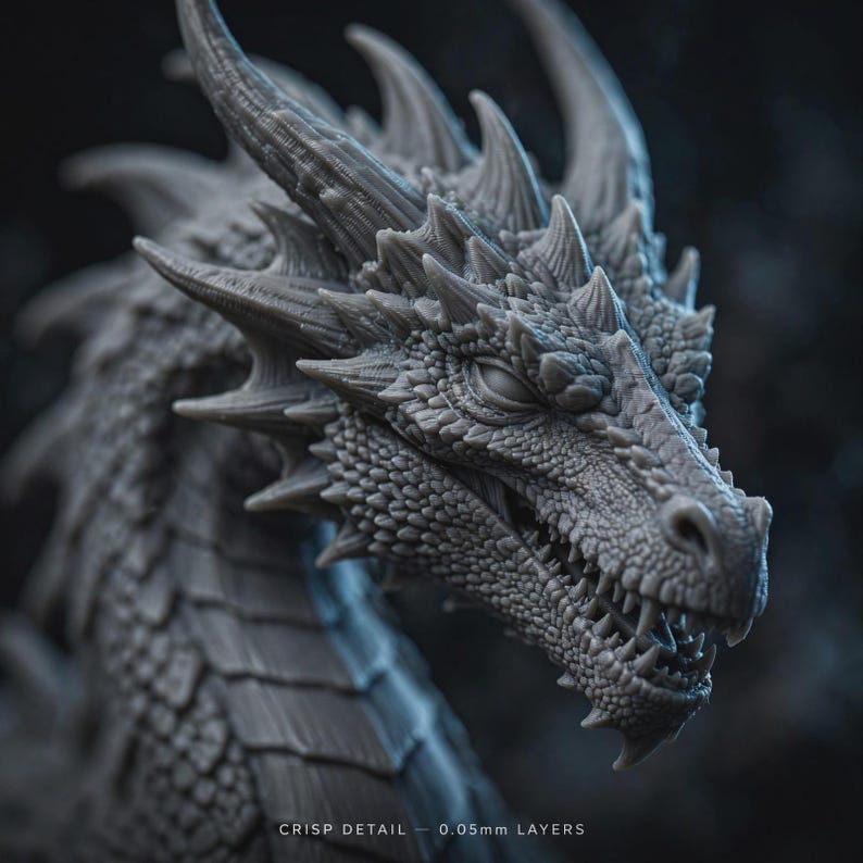 Puede incluir: Una figura de drag&oacute;n gris con texturas de escamas intrincadas, cuernos afilados y un hocico detallado con dientes visibles. La base de la imagen incluye el texto CRISP DETAIL &mdash; 0.05mm LAYERS, destacando la precisi&oacute;n de la superficie.