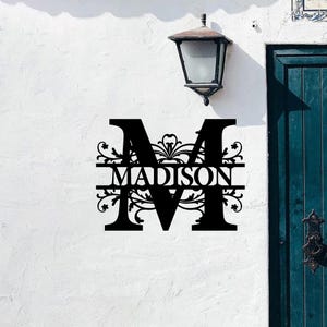 Letrero metálico personalizado con nombre, letrero con letra dividida, letrero con apellido personalizado, colgador de puerta, letrero metálico para exteriores, regalo de boda, monograma