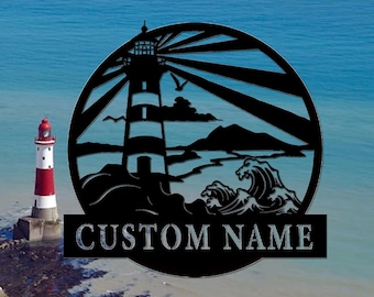 Könnte beinhalten: Schwarze Metall-Leuchtturm-Wandkunst mit kreisförmigem Design. Das Kunstwerk zeigt einen Leuchtturm, Wellen und eine Küstenlandschaft. Der Text "CUSTOM NAME" wird unten angezeigt. Ein echter Leuchtturm ist im Hintergrund zu sehen.