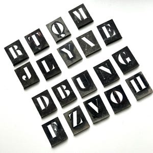 Juego de letras con esténcil vintage / Plantillas del alfabeto de latón o estaño antiguo de las décadas de 1940 y 1960 / Decoración industrial / Lote de plantillas de tipografía rústica