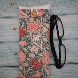 William Morris, glasses case, fabric glasses case, soft padded sleeve, soft glasses, spectacles case, eyeglasses case, reading glasses case Cray Pink Red Floral