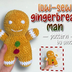 Puede incluir: Un juguete de jengibre de crochet con ribetes blancos y botones rojos y verdes. El juguete se sostiene en una mano y el fondo dice "low-sew gingerbread man - pattern - by geochet"