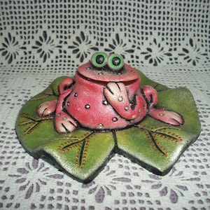 Frog on a water lily figurine, decorative frog, handmade pink frog, cute frog figurine, frog sculpture, original animal figurine