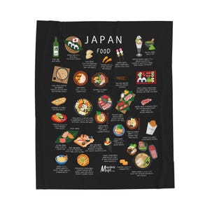 Op de afbeelding: Zwart rechthoekig textiel met een kleurrijke geïllustreerde gids voor de Japanse keuken. Het ontwerp bevat verschillende gerechten, ingrediënten en de woorden "JAPAN FOOD" in het wit. Een fles sake en een logo zijn ook zichtbaar.
