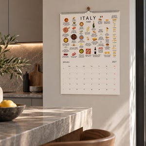 以下が含まれることがあります： 「ITALY FOOD」と題された2027年の壁掛けカレンダー。様々なイタリア料理や食材のカラフルなイラストと説明文が記載されています。カレンダーには1月の日付グリッドが表示されています。