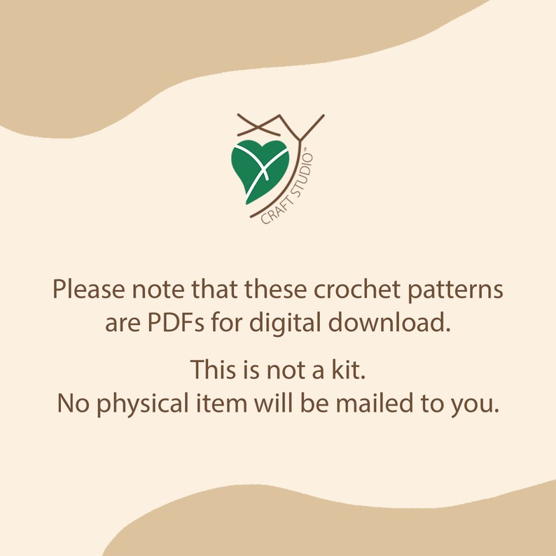 Op de afbeelding: Cr&egrave;mekleurige achtergrond met tekst over haakpatronen. Het Craft Studio-logo, een groen hart in een blad, staat bovenaan. De tekst vermeldt dat de patronen digitale PDF's zijn, geen fysieke kit, en niet verzonden worden.