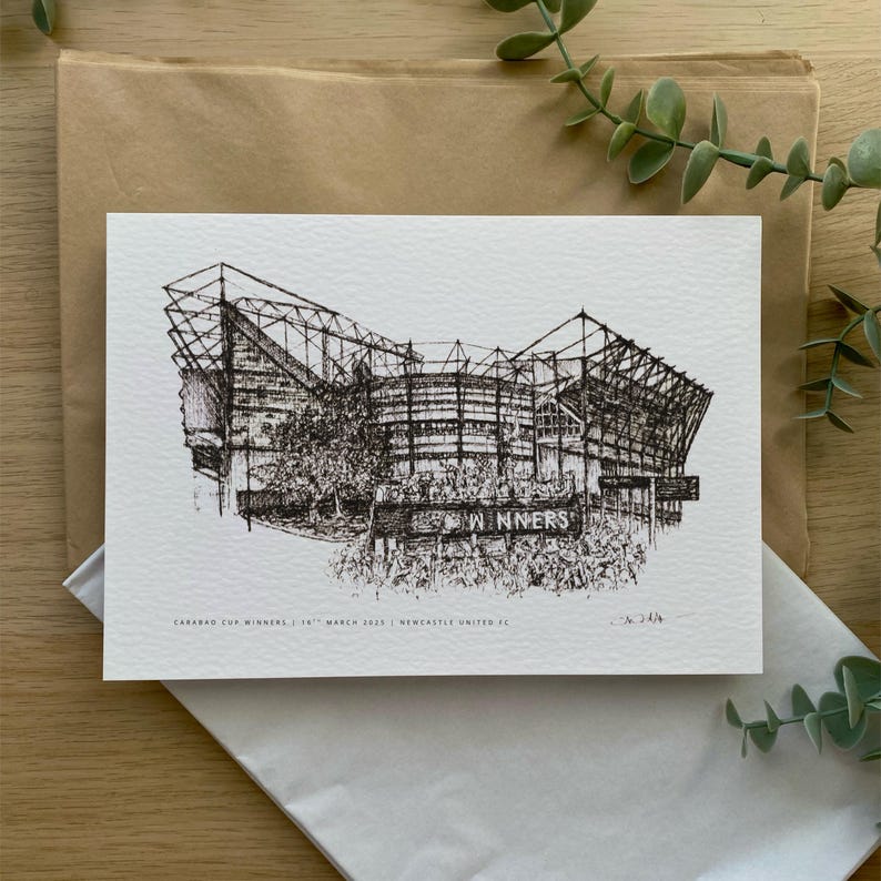 Może przedstawiać: Czarno-biały rysunek pi&oacute;rem i tuszem przedstawiający stadion z napisem "WINNERS" na banerze. Poniżej znajduje się tekst "CARABAO CUP WINNERS, 26TH MARCH 2023 | NEWCASTLE UNITED FC". Rysunek jest na białym papierze.