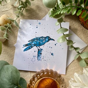 Cartão de felicitações em aquarela de corvo, cartão de arte de pássaro pintado à mão para aniversários, lindo presente inspirado na natureza, corvídeo místico