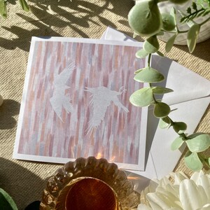 Cartão de felicitações em óleo de corvo, cartão de arte de pássaro pintado à mão para aniversários, lindo presente inspirado na natureza, cores pastel, corvídeos