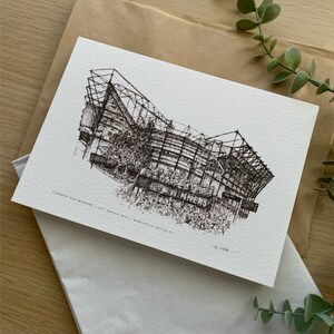 Może przedstawiać: Czarno-biały rysunek pi&oacute;rem i tuszem stadionu, z widocznym słowem "WINNERS". Tekst na dole brzmi "CARABAO CUP WINNERS | 26TH MARCH 2023 | NEWCASTLE UNITED FC". Rysunek jest na białym papierze.