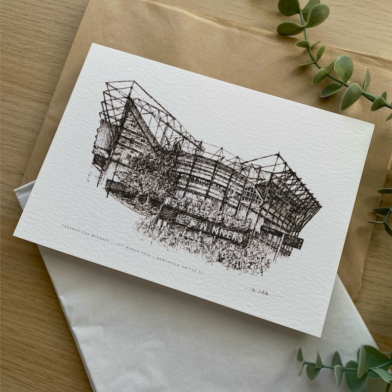 Może przedstawiać: Czarno-biały rysunek pi&oacute;rem i tuszem stadionu, z widocznym słowem "WINNERS". Tekst na dole brzmi "CARABAO CUP WINNERS | 26TH MARCH 2023 | NEWCASTLE UNITED FC". Rysunek jest na białym papierze.
