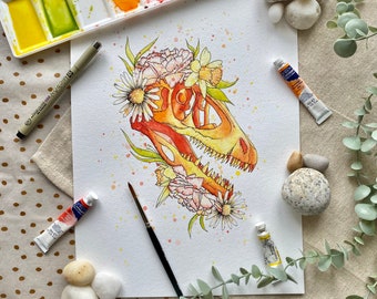 Könnte beinhalten: Aquarellmalerei eines Dinosaurierschädels mit einer Blumenkrone. Der Schädel ist orange und gelb, die Blumen sind rosa, weiß und gelb. Der Hintergrund ist weiß mit Farbspritzern.