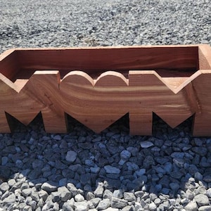 DIY Mom Planter Plans - Baue einen einfachen Pflanzer und fülle ihn mit Blumen, um Mama zu feiern