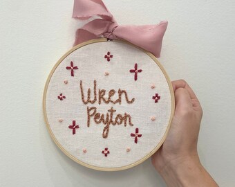 Aro bordado a mano con nombre de bebé: decoración personalizada para la habitación de tu bebé