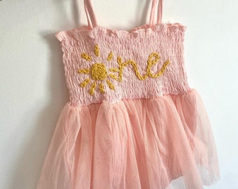 Handgeborduurde zonovergoten tutu-romper: outfit eerste verjaardag