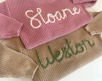 Maglione con nome personalizzato: maglione con nome ricamato a mano, maglione con nome per bambino, annuncio del nome del bambino, maglione cimelio