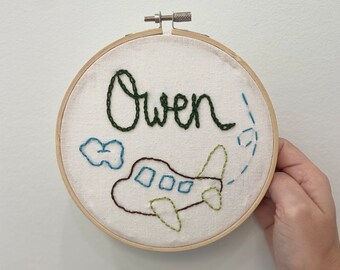 Aro bordado a mano con nombre de avión para bebé: decoración personalizada para habitación infantil
