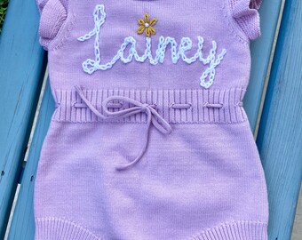 Nom personnalisé bulle en tricot - bulle de nom brodée à la main, tenue pour prénom de bébé, barboteuse de nom de bébé, barboteuse en tricot, tenue de printemps, grenouillère pour bébé