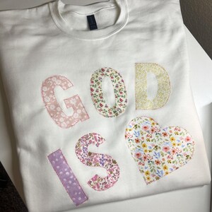 Patchwork Gott ist Liebe Sweatshirt - Glaube-basiert Rundhalsausschnitt, christliches Sweatshirt, gemütlicher Jesus Pullover, glaubensbasiertes Geschenk
