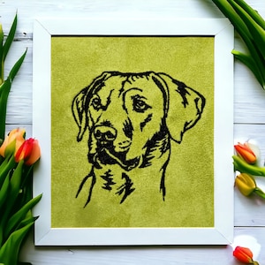 Puede incluir: Imagen bordada de la cabeza de un perro Labrador Retriever negro sobre un fondo verde. La cabeza del perro está mirando al espectador con las orejas levantadas.