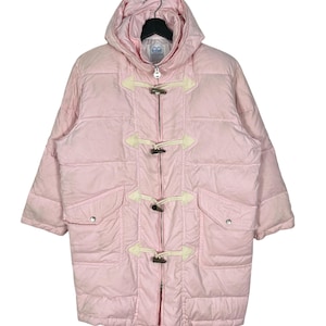 K&ouml;nnte beinhalten: Eine rosafarbene Kapuzen-Steppjacke mit Rei&szlig;verschluss und Knebelverschl&uuml;ssen. Die Jacke hat ein gestepptes Design und zwei Taschen.