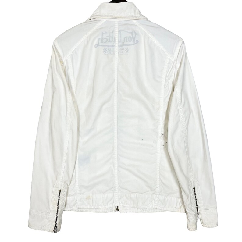 K&ouml;nnte beinhalten: Wei&szlig;e Rei&szlig;verschlussjacke mit einem Von Dutch Logo auf der R&uuml;ckseite. Die Jacke hat einen Kragen und lange &Auml;rmel.