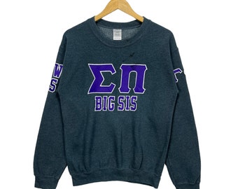 Sudadera tipo jersey de cuello redondo "Fraternity Campus University Big Sis", color gris oscuro, talla pequeña, fabricada en Honduras.
