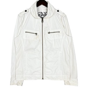 K&ouml;nnte beinhalten: Eine wei&szlig;e Rei&szlig;verschlussjacke mit Stehkragen und zwei Pattentaschen auf der Vorderseite. Die Jacke hat ein "Von Dutch" Logo auf der Vorderseite.