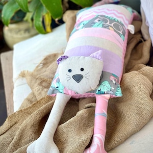 手作りのロング猫枕おもちゃ - ジャングルプリントの柔らかい動物のぬいぐるみ - 子供部屋の装飾 - 猫好きの方へのユニークなギフト