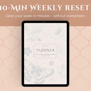 Könnte beinhalten: Ein digitales Tablet, das einen Wochenplaner mit dem Text "10-MIN WEEKLY RESET" anzeigt. Der Planer zeigt Blumen- und Schmetterlingsillustrationen. Der Hintergrund ist hellpfirsichfarben mit einem sich wiederholenden Muster.