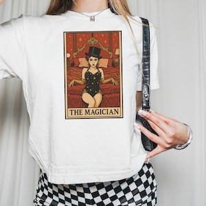 チャペル・ローン・ベビーTシャツ - レッドワイン・スーパーノヴァTシャツ - クィアファッション - Y2KベビーTシャツ - タロットカードTシャツ - チャペル・マジシャンTシャツ