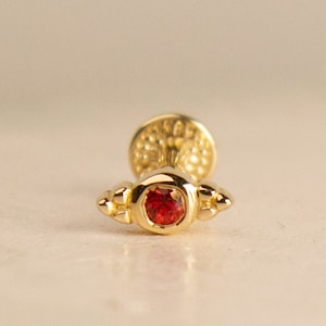 Boucle d'oreille perlée à dos plat en or massif 14 carats et saphir orange naturel, piercing tragus, boucle d'oreille cartilage
