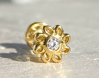 DAISY LABRET, 14K Solid Gold Flower Cartilage Earring, Flat Back Labret, Tragus Earring