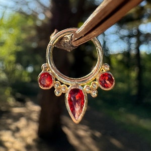 Garnet Pear Septum Ring with Garnet Stone in 14 Karat Yellow Gold Hinge Hoop Helix Piercing, Septum Clicker afbeelding 1